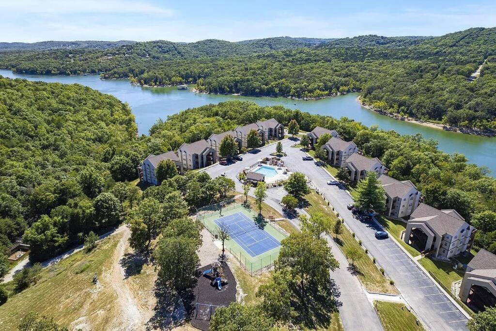 Modern Comfort: Updated Cozy Condo In Indian Point برانسون المظهر الخارجي الصورة